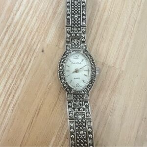 Peck and peck ladies silver tone vintage style bracelet watch NEW BATTERY